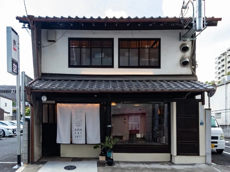代々京友禅の下絵師である熊谷家の工房兼居宅として明治10年(1877年)に建てられた木造2階建ての京町家。