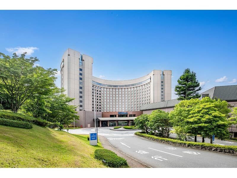 成田エリアを代表する、ヒルトンブランドのフルサービス型ホテル、大小18の宴会場を備え、少人数のビジネスミーテイングをはじめ、勉強合宿や新入社員研修、同日通訳システムを利用した国際会議にも対応しております。