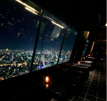 キャンドルの灯りや幻想的な光の演出、ゆったりと寛げるソファなど、大人の企業パーティーや二次会にふさわしい空間です。そして何より、眼下に広がる煌びやかな夜景の美しさが、訪れるゲストを魅了。