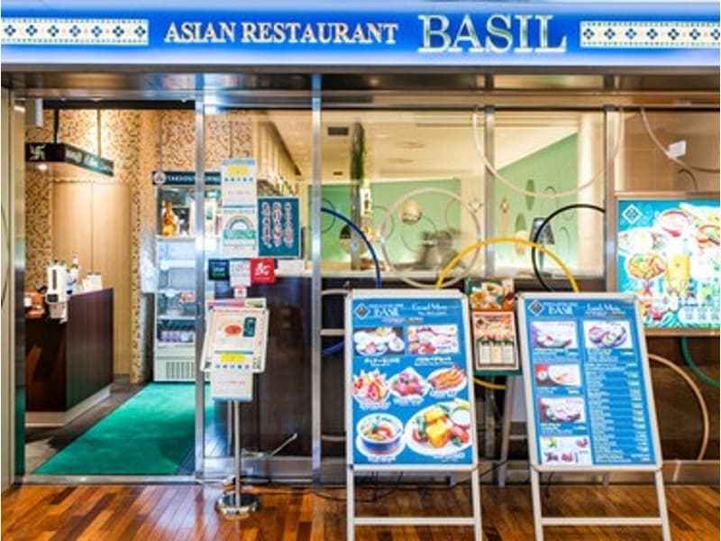 パレスビルらしい清潔感と高級感のある佇まいの中に、アジアンビストロらしいエキゾチックなエッセンスが融合しています。