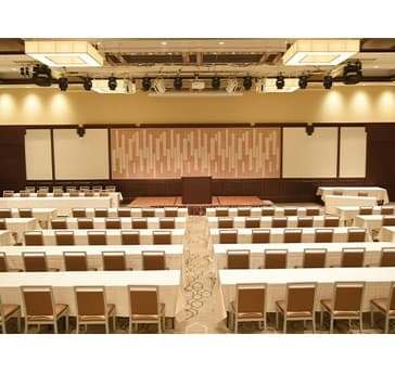 社員総会・周年パーティ・アワード・入社式など企業イベントまであらゆる催しに対応できます。
会場前のロビー(約400m²)に専用クロークの設備も可能です。
また、会場を半分に仕切って中宴会場としてもご利用いただけます。