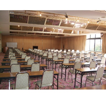 【梅の間】 最大180名収容可能!大人数での会議◎