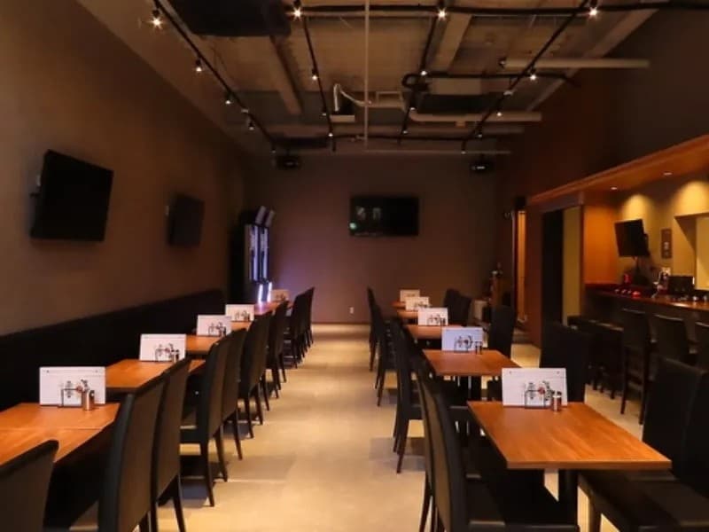 カジュアルな雰囲気の広々とした店内は、事前にご相談いただいてレイアウトなどを変更し、様々なシーンでの貸切利用を盛り上げます!