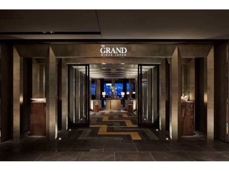 【話題のGINZA SIX最上階へ】
世界の名ブランドが集う、大注目の新商業施設GINZA SIX。その最上階にある「THE GRAND GINZA」は、シャンデリアなど高級感あふれる内装の随所に和の遊び心が光る。本物を知る銀座大人のためのラウンジ空間。