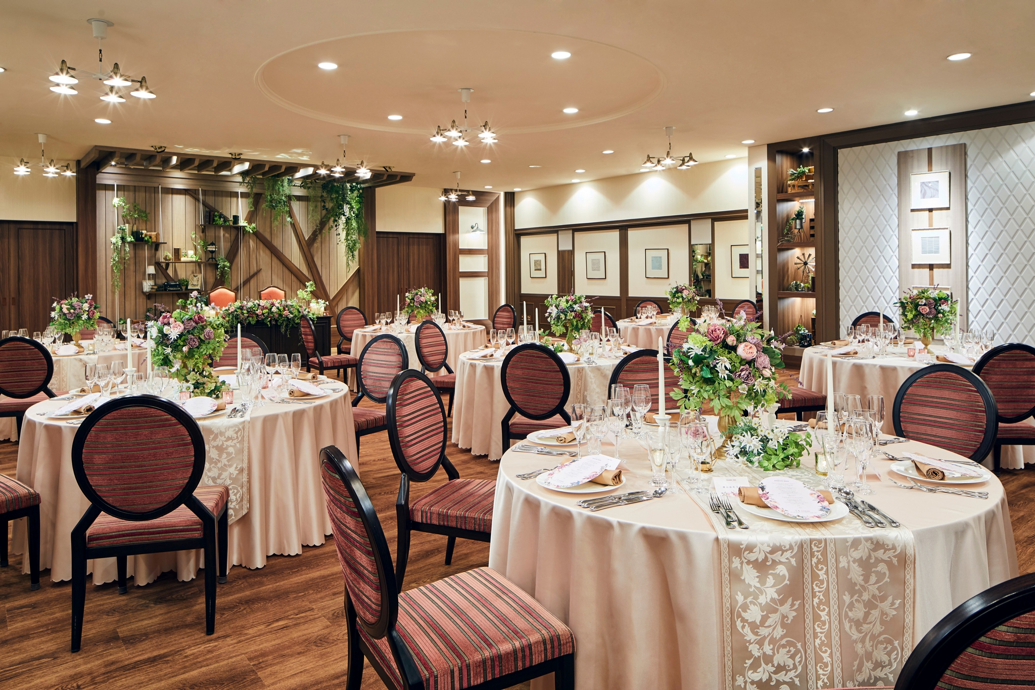 【ダイアリー】165㎡/50坪
■着席~72名様
■立食~80名様
■スクール形式~96名様
■シアター形式~140名様
木目調で落ち着きと親しみやすさを感じる空間。