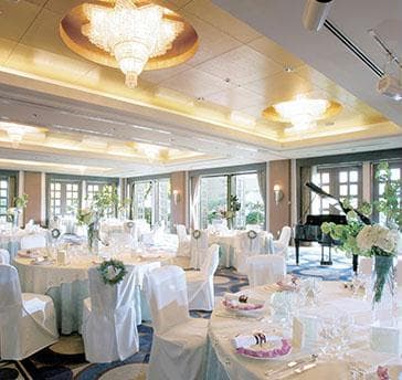1階メインバンケットルームは結婚式の披露宴や祝賀会などにも使用される大きな会場です。
ガーデンに出ることが出来きます。