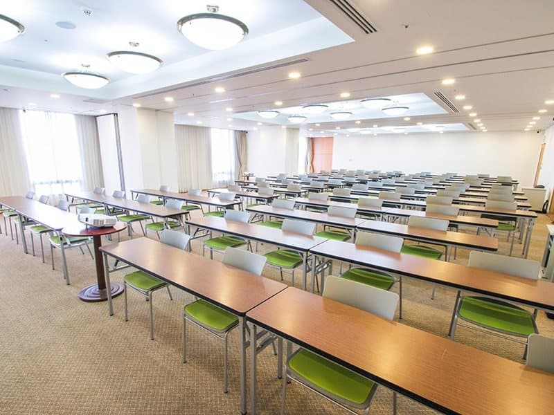 説明会・各種選考会・会議・研修・展示会 等、用途に合わせて選べる 17~200㎡の大小13会場をご用意。
お客様の多彩なニーズにお応えします。
スクール・島型・ロの字型等、ご希望のレイアウトを無料で設営致します。原状復帰も必要ございません。