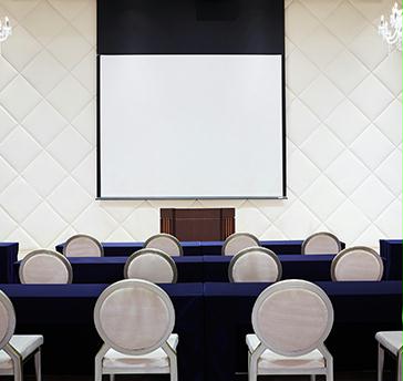 講演会や会議室利用にもセッティング可能です。その後の懇親会やパーティーまでの流れも専属のスタッフがお手伝いさせていただきますので、お任せください。