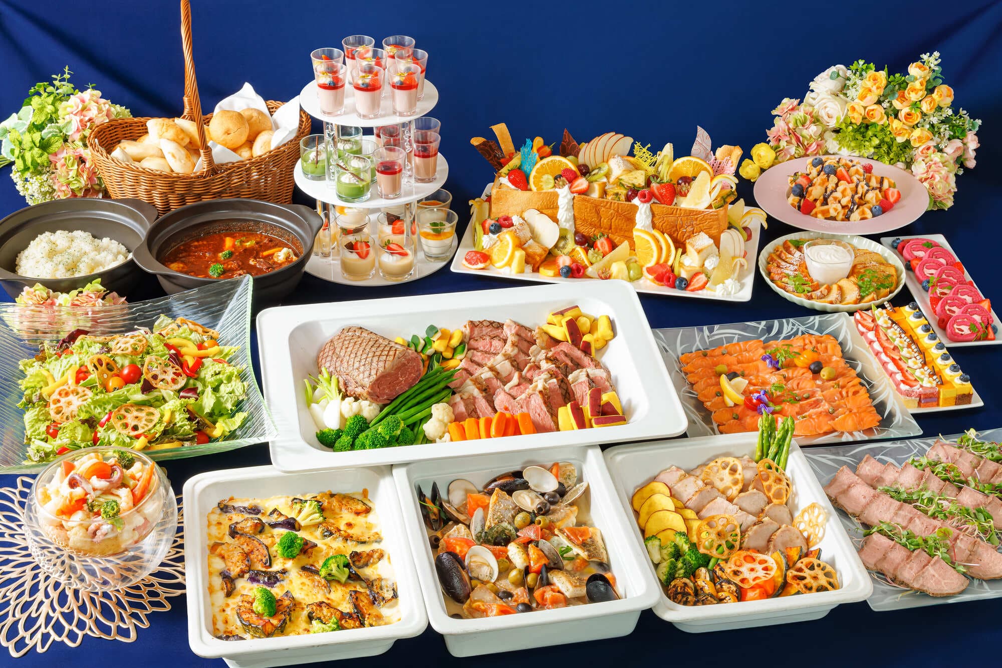 【忘年会】豪華料理全13品プレミアムコース+生ビール含む90種類飲み放題|会場費・映像音響設備費込み