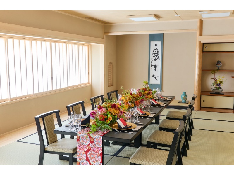 2F【嵯峨野】人生儀礼の家族での会食や茶室にもなる伝統と気品あふれる和の空間
*椅子席~16名
*室内にお手洗い完備