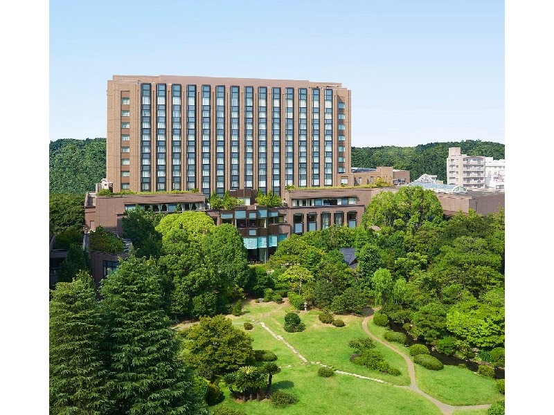 “閑静な地にたたずむヨーロピアンクラシックの館”
緑豊かな文化と伝統の地・早稲田の杜に建ち、内装はヨーロピアンクラシックなインテリアでまとめられた、都会の喧騒とは別世界の穏やかで優雅な空間を提供するホテルです。