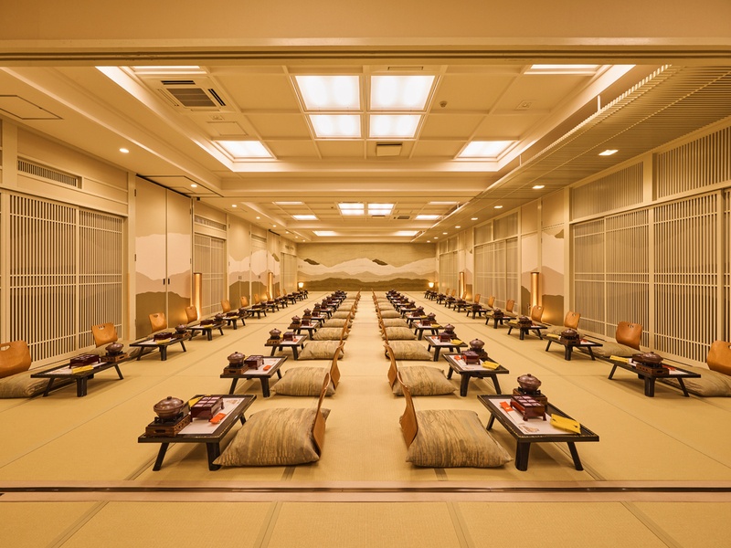 【会場:大宴会場】
和室99畳の広々とした大宴会場です。
ご宴会はもちろん、会議や講演会、研修など、ご用途に応じて幅広くご利用いただけます。