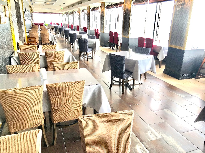 千葉側の店内は横長で席が120~140席は確保出来ます。千葉の街並みが一望できます。
