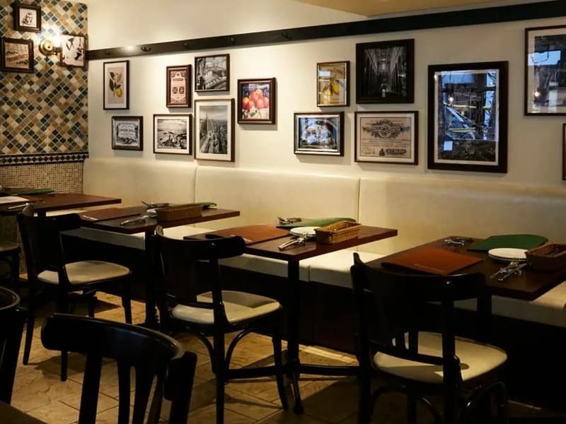 シェフが修行したトスカーナのトラットリアをイメージした店内は、可愛らしいランプやカラフルなタイルがアクセントの開放的な空間。ヨーロピアンアンティーク調の椅子とテーブルを配し、本場さながらの雰囲気を演出しました