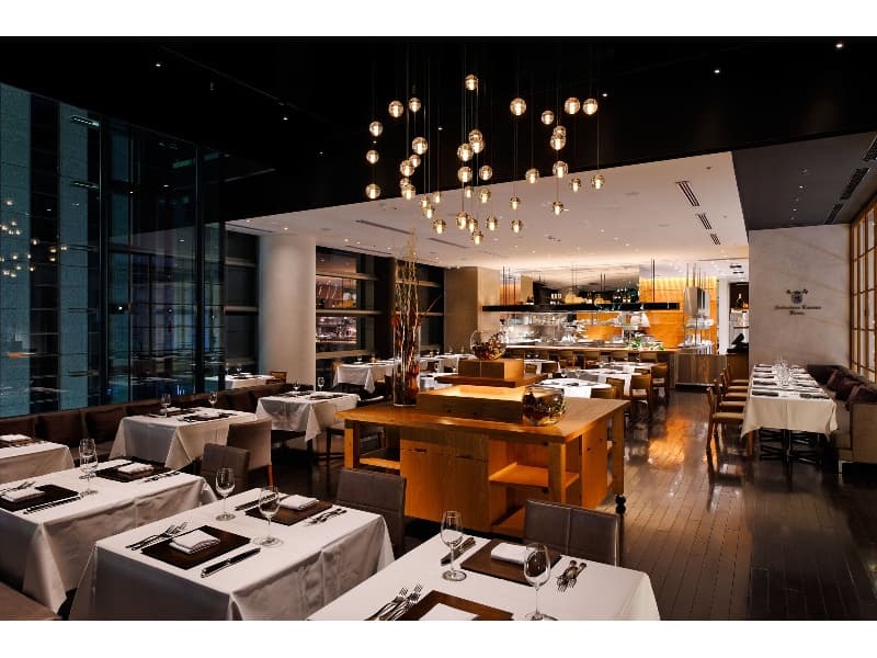 【Salvatore Cuomo Bros.】
着席:80名 立食:120名
集いの夜をさらに豊かなものにしてくれるラグジュアリーなパーティスペース。大切なビジネスディナーに、お仲間同士での楽しいパーティに、幅広くご利用いただけます。