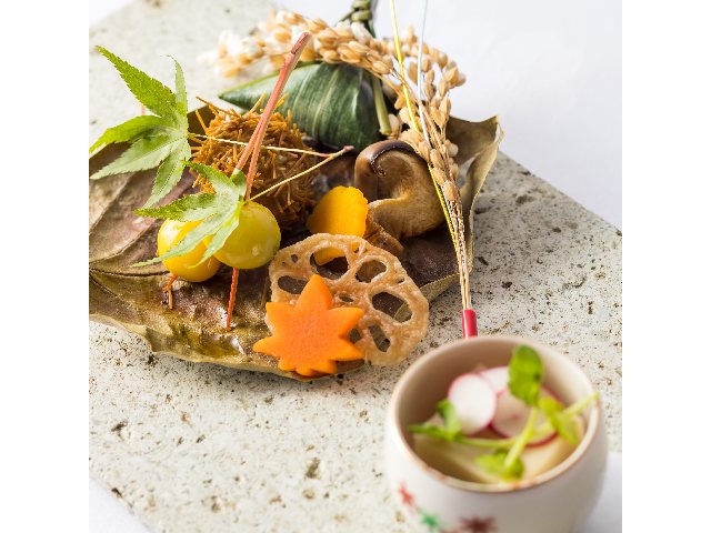 京都の旬の食材を使い、全て手作りで仕上げる京料理。会席や和ビュッフェ、和洋折衷のコースなどで承っております。