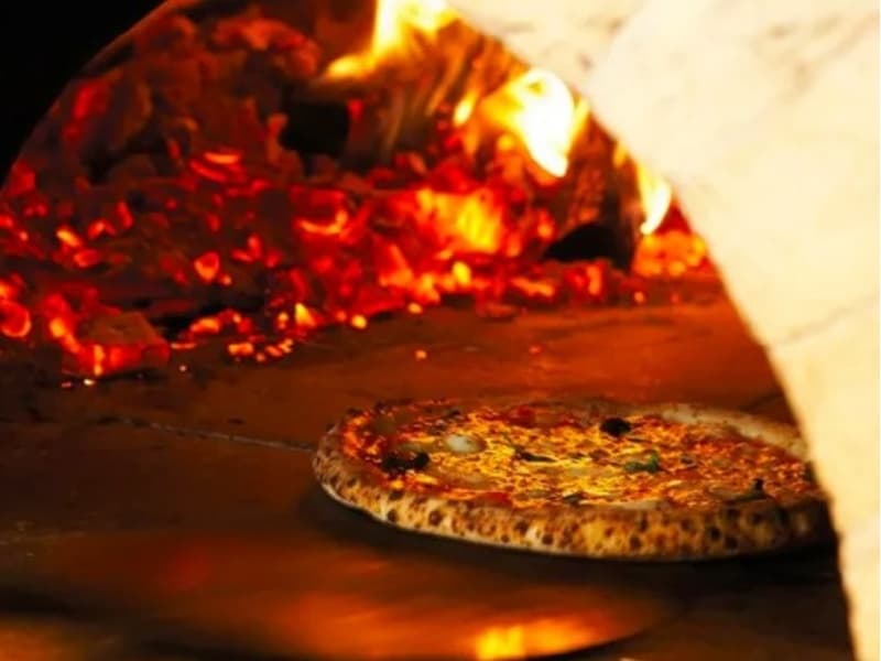 イタリア直送の窯で焼く本格ナポリピッツァをご堪能ください!