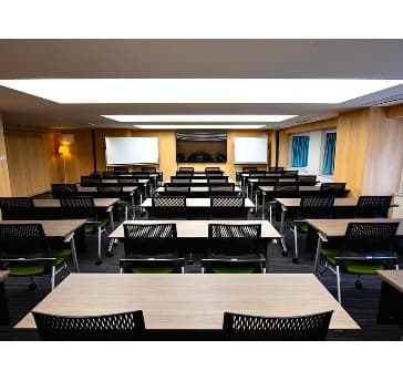 多様なレイアウトが可能
一番ご利用の多い20~30名様でゆったりご利用いただける研修室です。
スクール形式、グループ形式など多様なレイアウトに対応可能です。