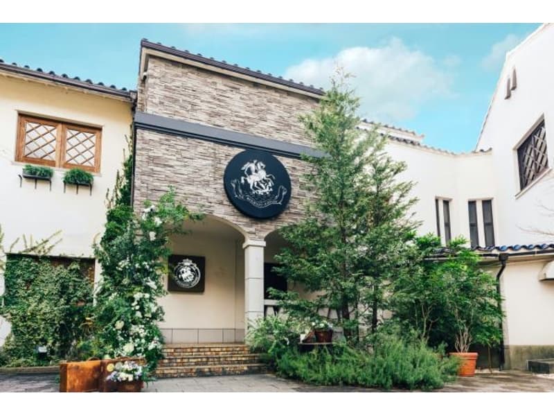 【外観】
神戸の美景を一望し、異国情緒溢れる街並みに包まれた北野。
その中心に佇む、歴史の趣と神戸らしい洗練が息づくひときわ印象的な邸宅が「北野異人館 旧クルペ邸 セントジョージジャパン」です。