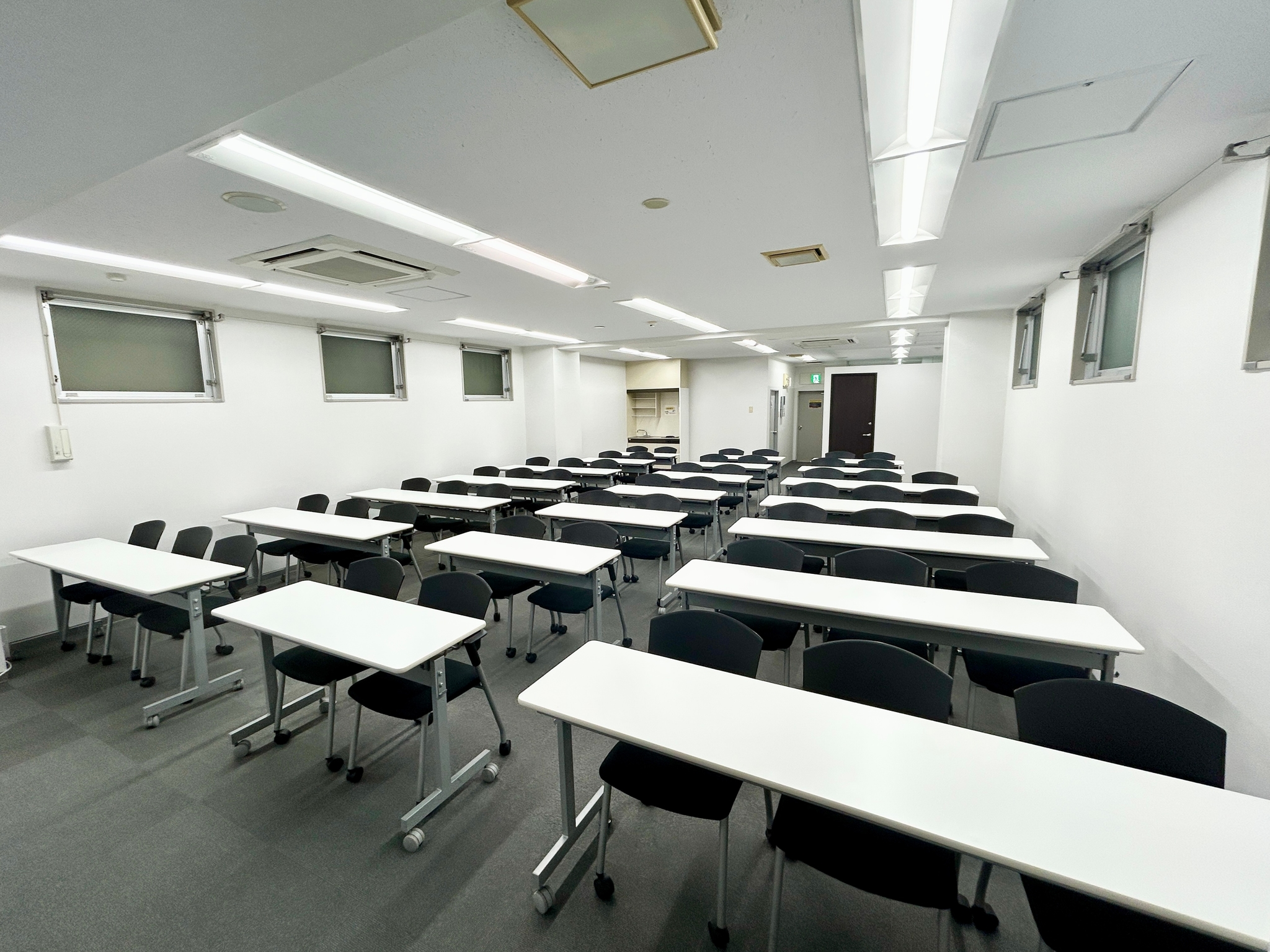 スクール形式で52名着席可能です!