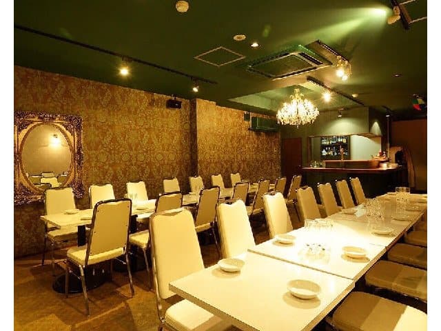 着席60名様、立食70名様までご利用いただける5階フロア。大きなシャンデリアが輝くゴージャスな空間はSNS映え◎大人数でのお誕生日会や同窓会、クラス会に最適!設備もスタッフのサポートもバッチリなので、自作ムービーの上映なども可能です!