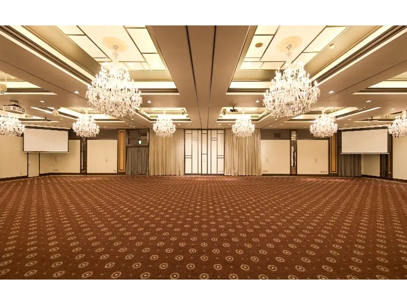 【本館1階】グランフローラ横 着席~250名・立食~500名
スクール~306名・シアター~600名