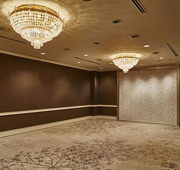小宴会場【クリスタル】70㎡
スクール:30名様 シアター:48名様
着席:30名様 立食:30名様
各お部屋ごとに異なるカラーテイストでしつらえた小宴会場。
クリスタルのシャンデリアと大きなフラワーモチーフのタペストリーが高級感のある雰囲気を感じさせます。