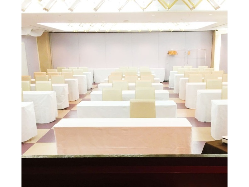 プリンセス 145㎡/3階
収容人数
円卓ブッフェ 6卓(48名)/正餐 6卓(42名)
立食50名
スクール72名(3名掛け時)