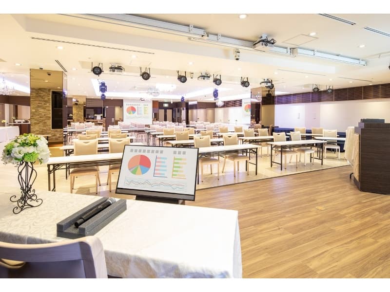 大型ステージがあるので、講演会等にも最適!