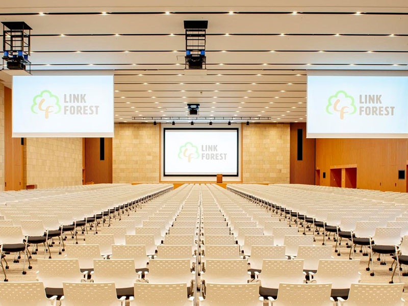 ●FOREST HALL(最大1,500人収容可能) ▶式典や大規模の説明会・パーティに適した会場。
イベント規模に合わせ分割した広さでのご利用も可能です。