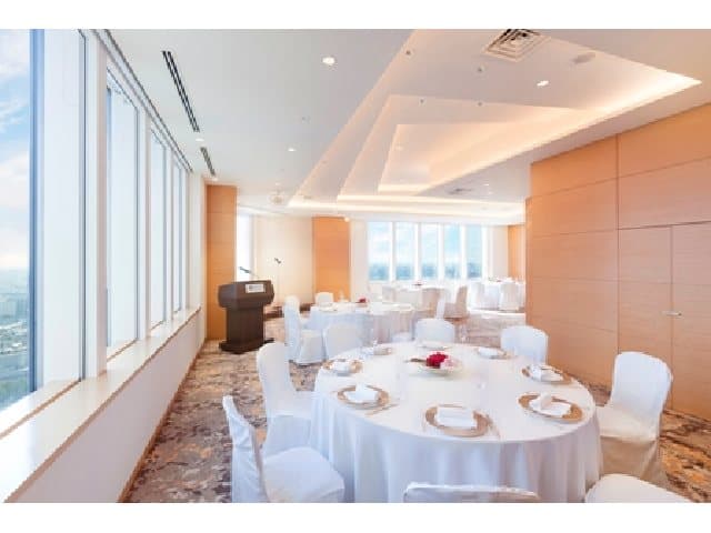 5F 面積:110㎡/46㎡ 高さ:2.7m 着席:50名様/20名様 立食:70名様/30名様 モダンな内装と、大きな窓から臨む景色が、都会らしい贅沢な時間を演出します。