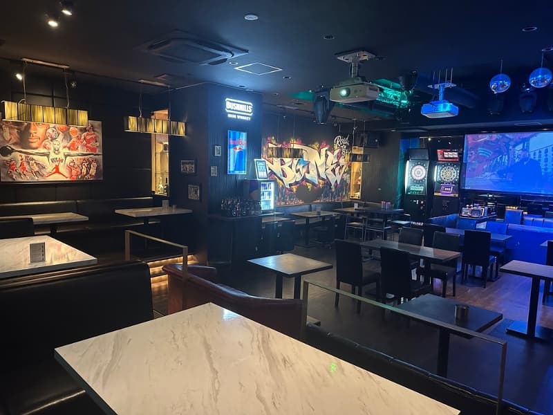 🎵エンタメ感あふれる本格パーティー空間🎵
グラフィティアートが彩るスタイリッシュな空間。立食110名・着席90名の完全貸切フロアで、会社宴会・同窓会・誕生日パーティーまで幅広く対応。プロジェクター・DJブース完備で、盛り上がること間違いなし!