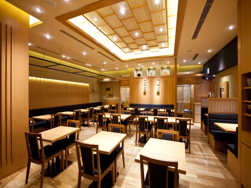 写真右手奥が入口です。店内装飾のご相談承ります。