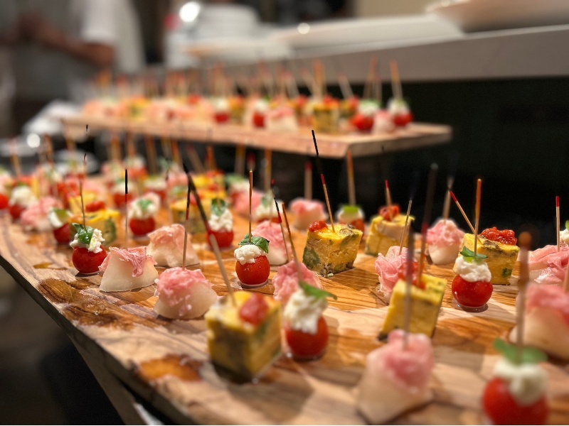 立食40名様からご案内可能。2時間飲み放題付の満足できる立食 STANDARD プラン。