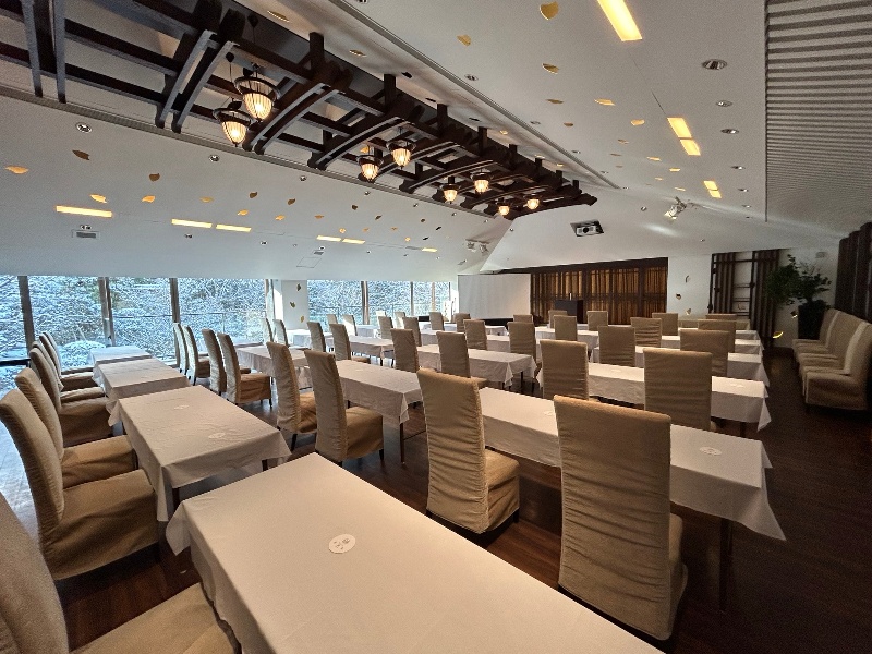 宴会場 桜
シアター:80名
スクール:60名