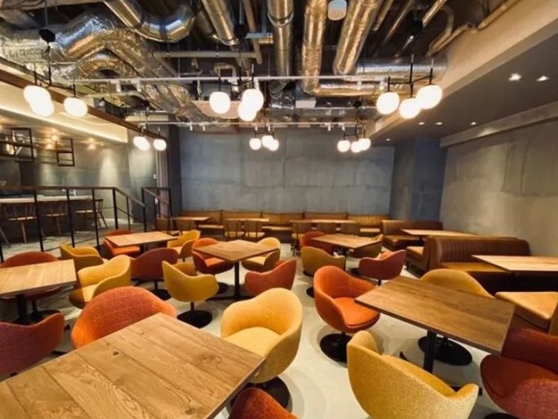 前方からの全体写真【着席80名/半立食130名】