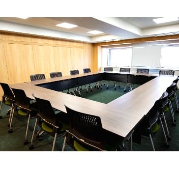 小規模会議に最適。
コの字で12名利用が可能で、10名までの役員会議などにおすすめです。