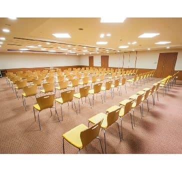 当会場の中で最も広い176㎡の会場になります。最大シアター型で134名収容可能です。
企業説明会・講演会・研修会・会議 など様々な用途にご対応致します。
また、アパレル展示会やイベントルームとしてのご利用にも最適です。