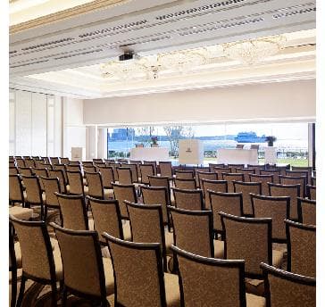 【国際コンベンション施設ならではの柔軟性】
400名様以上の大会議と小部会が同時に開催できる国際コンベンション施設ならではの懐の深い会場レイアウトが可能。
会議やレセプション・展示会まで幅広いご希望に対応いたします。