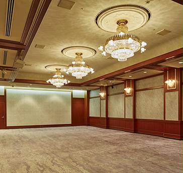 中宴会場【コンチネンタル】170㎡
スクール:93名様 シアター:130名様
着席:70名様 立食:100名様
ダークブラウンの天然木をアクセントに、華やかなシャンデリア、ブラケット照明を備えたヨーロッパの邸宅を思わせる落ち着いた雰囲気の宴会場です。