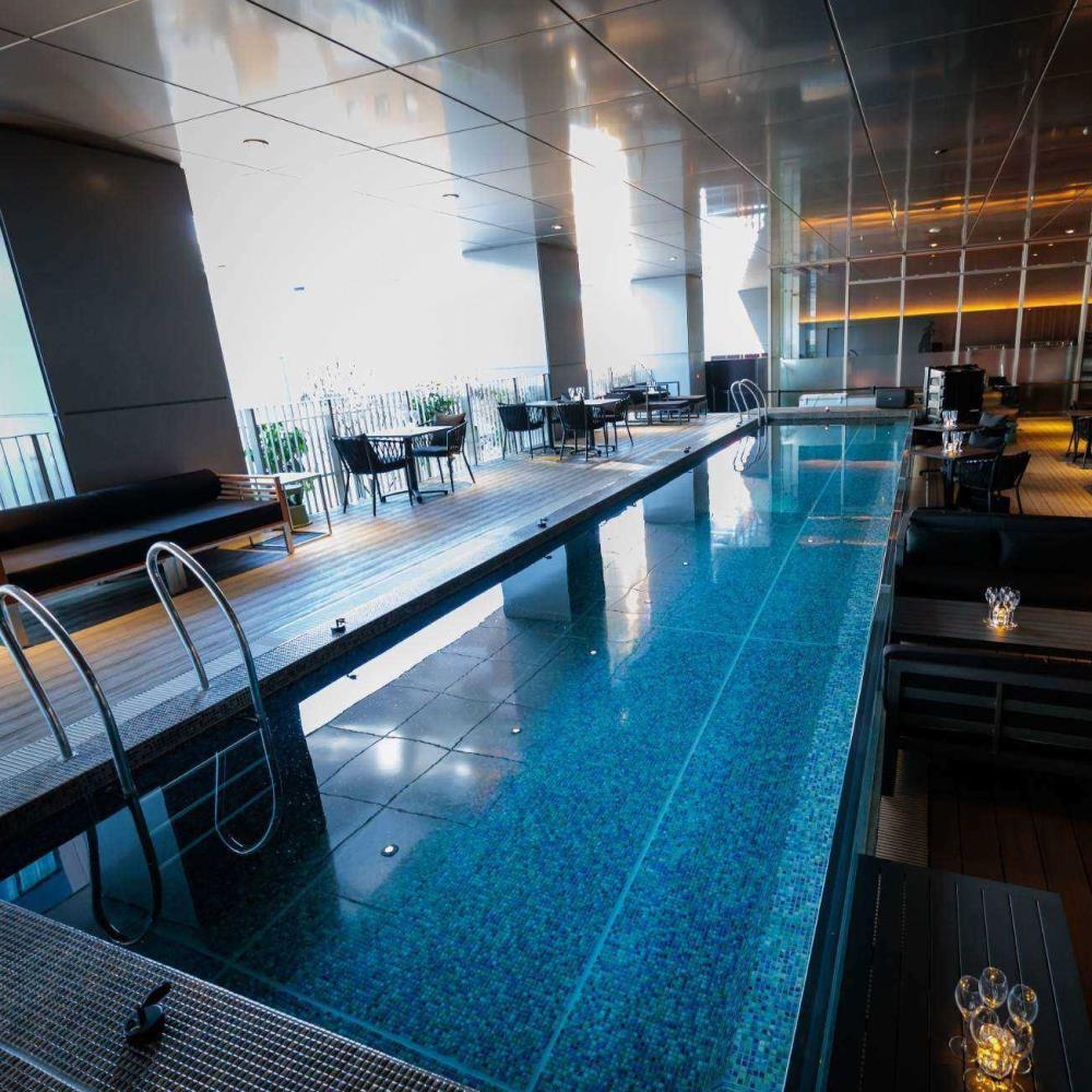 昼のプール全景_X PLACE water terrace<歌舞伎町タワー5階>