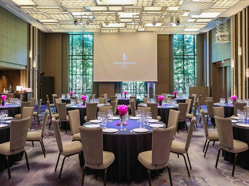 (ボールルーム) 会食形式・最大100名様
*会場2分割可
