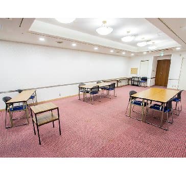 最大シアター型で80名収容可能です。
お客様の用途に合わせてレイアウトさせていただきます。
「会議・研修・セミナー・展示会・パーティー等」、様々なニーズに合わせてご利用いただけます。