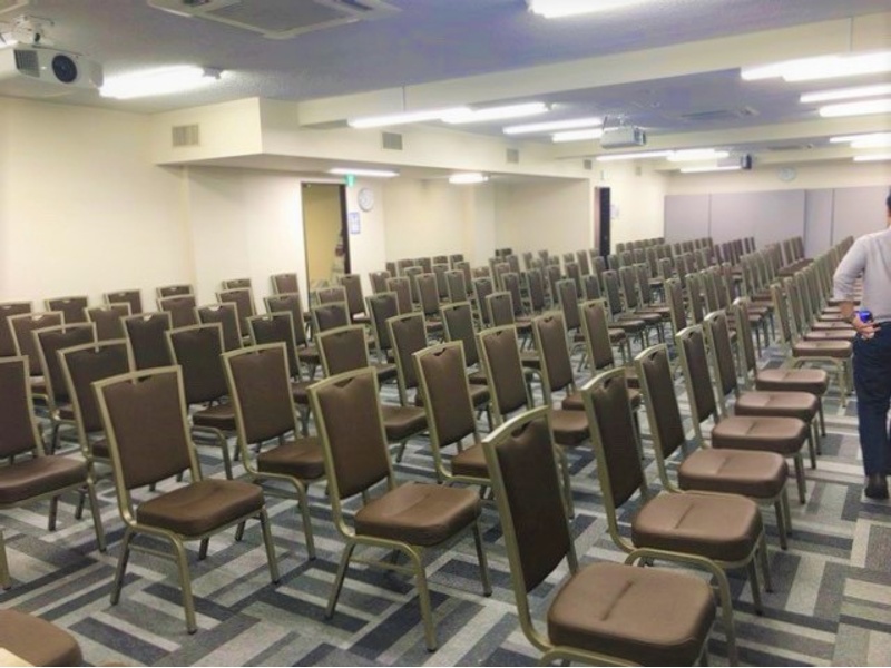 【130名会議室】シアター形式(160名収容可)
