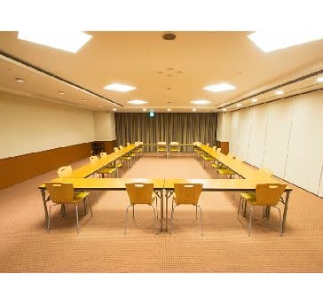 最大シアター型で80名収容可能です。
企業説明会・講演会・研修会・会議 など様々な用途にご対応致します。
また、アパレル展示会やイベントルームとしてのご利用にも最適です。