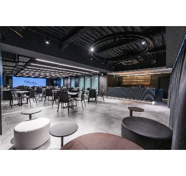 8階:夜の宴会プラン(16時〜24時まで利用可)| 会場3時間+ビュッフェ+飲み放題2時間+プロジェクター&スクリーン+無線マイク2本付き