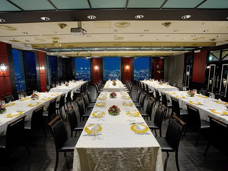 【プーケット】
面積:205㎡
着席:150名様 立食:180名様
スカイツリーのライトアップも眺めることができるプーケット。4つに区切る事ができ、大人数での企業宴会やウェディング二次会、同窓会やセミナー・イベントなどの幅広いシーンに対応いたします。