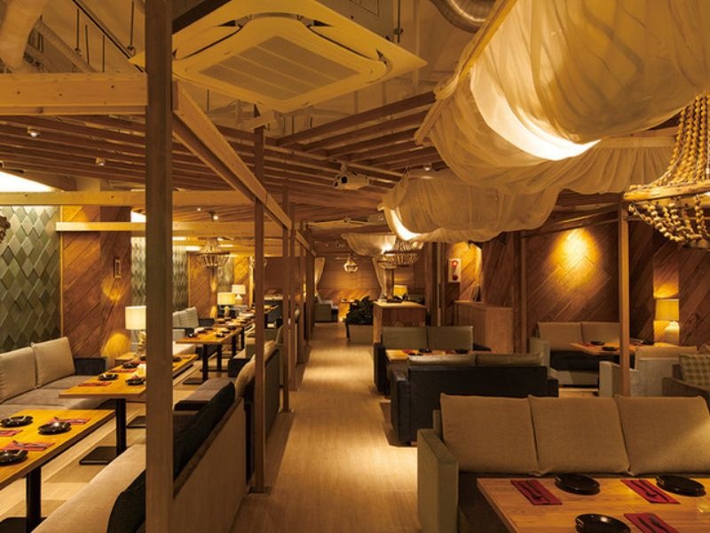 店内入って左側から見た全体写真
【着席80名/半立食100名】
照明暗め※夜Ver.