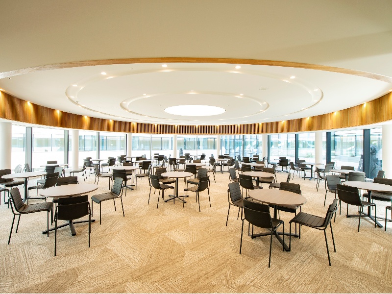 ●FOREST LOUNGE(洋) ▶イス・テーブル式の洋風ラウンジは、立食・着席いずれにも対応可能です。