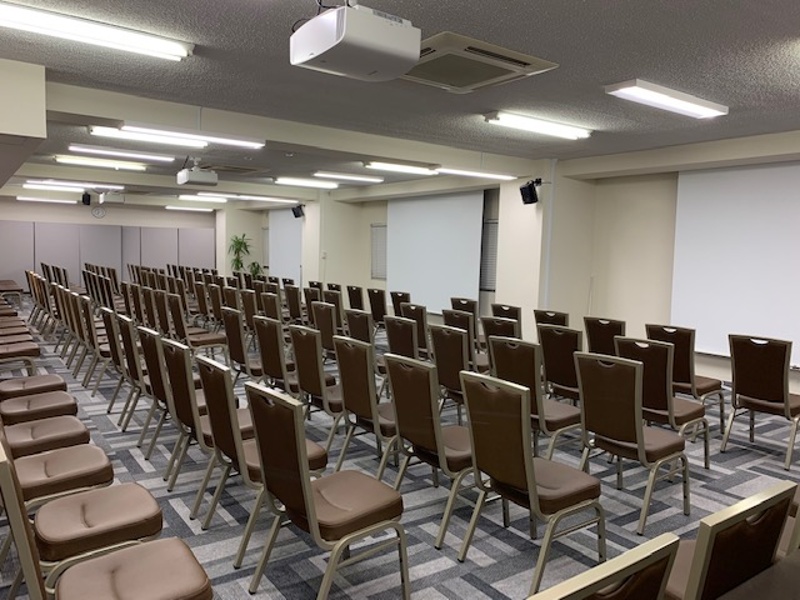 【130名会議室】シアター形式(160名収容可)